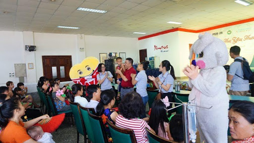 Pictures of children and parents participating in the loving Mid-Autumn Festival co-organized by PEB Steel