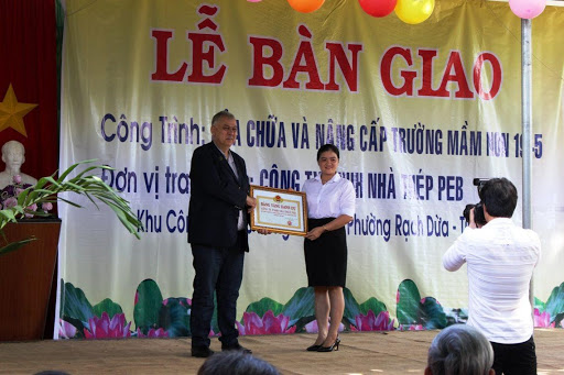 The representative officer from Xuyen Moc district awarded to PEB Steel