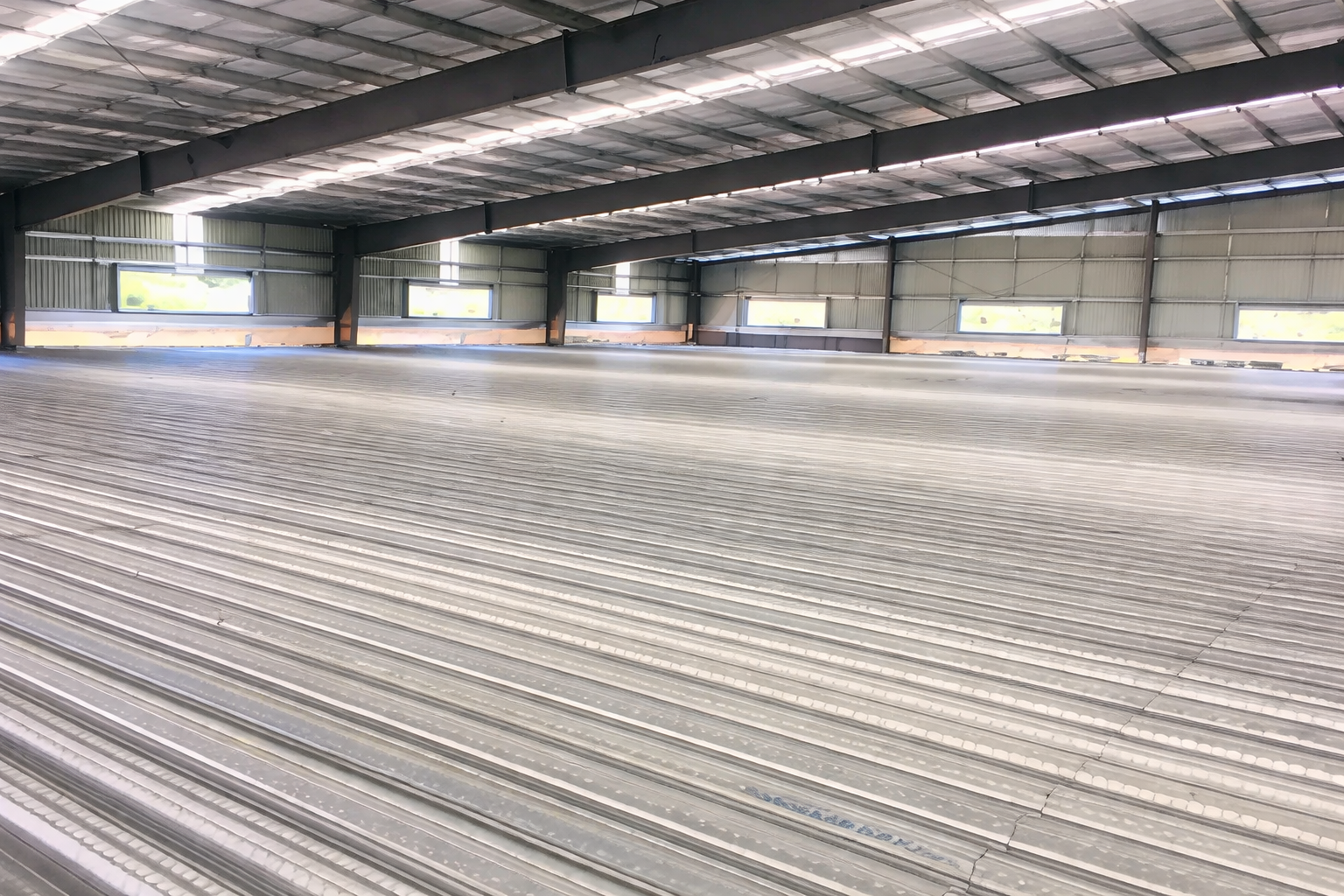 Menyusun lantai baja berlapis ganda dengan benar memastikan kapasitas menahan beban struktur.