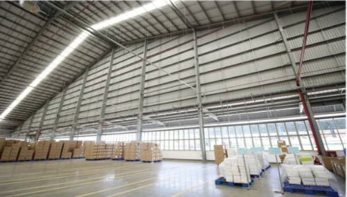 Desain gudang baja pre-engineered menggunakan rangka bentang bening