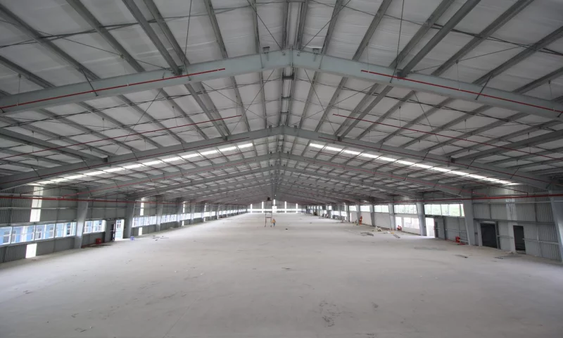 Membangun gudang penyimpanan menggunakan baja prefabrikasi