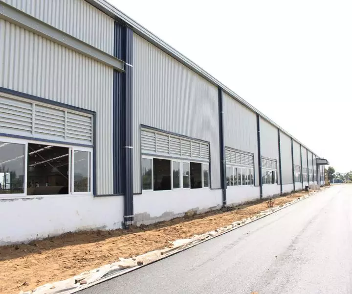 Gable trim in prefabricated steel building - bangunan struktur baja