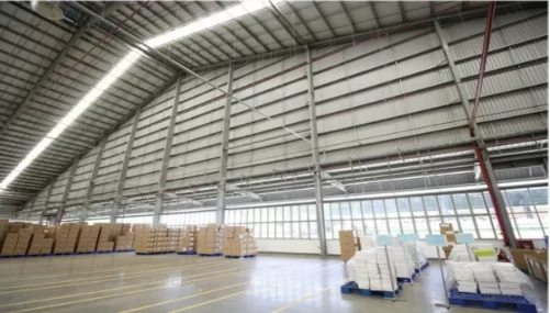 Desain gudang baja pre-engineered menggunakan rangka bentang bening