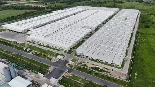 Pabrik produksi rumput sintetis oleh Pebsteel, menampilkan skala dan efisiensi dalam konstruksi industri.